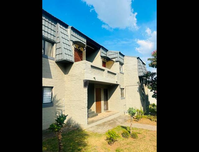2 BEDROOM APARTMENT FOR SALE IN BRYANSTON